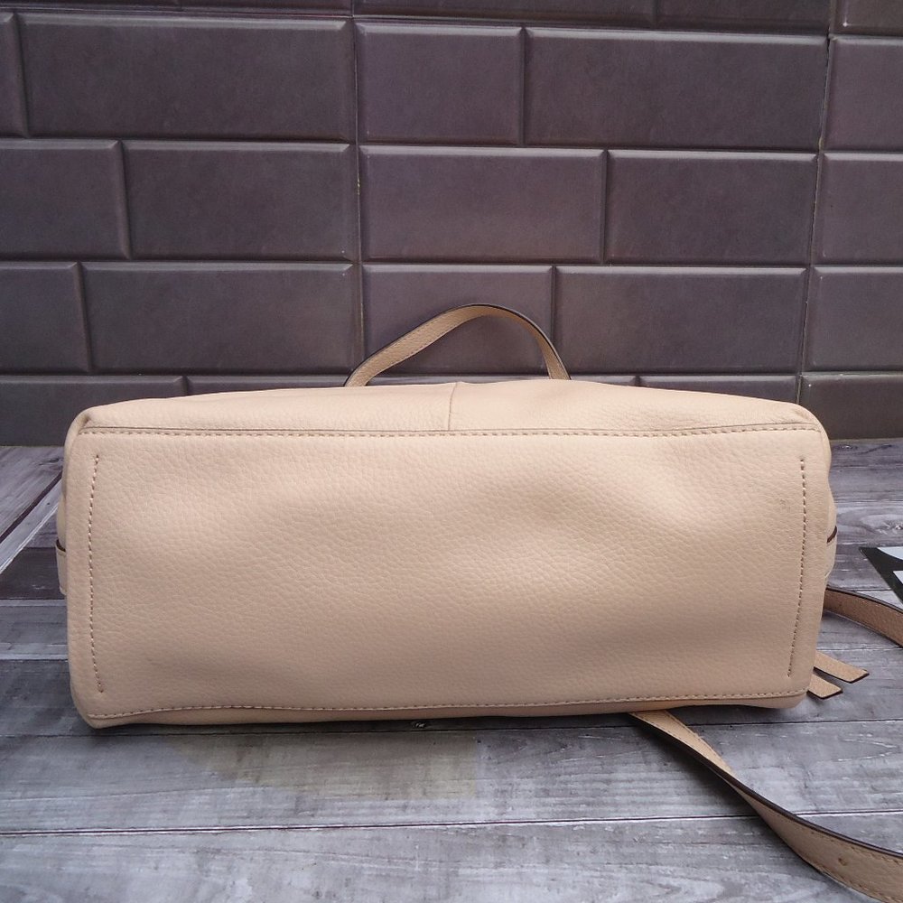 Vince Camuto shoulder bag. - Picture 12 of 16